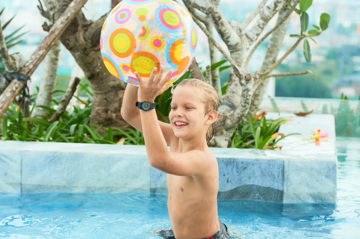 kids play in swimming pool